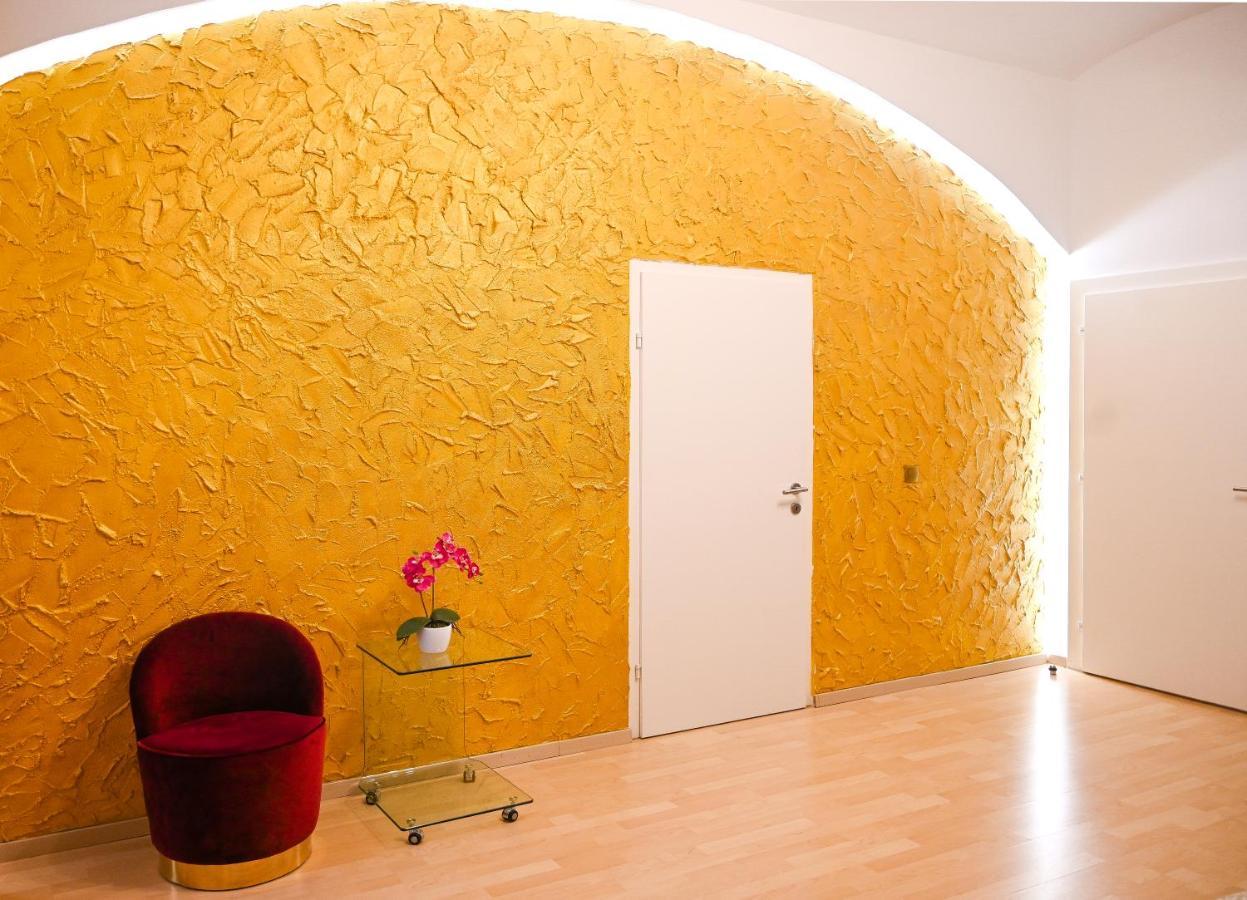 Amazing Altes Akh Apartment